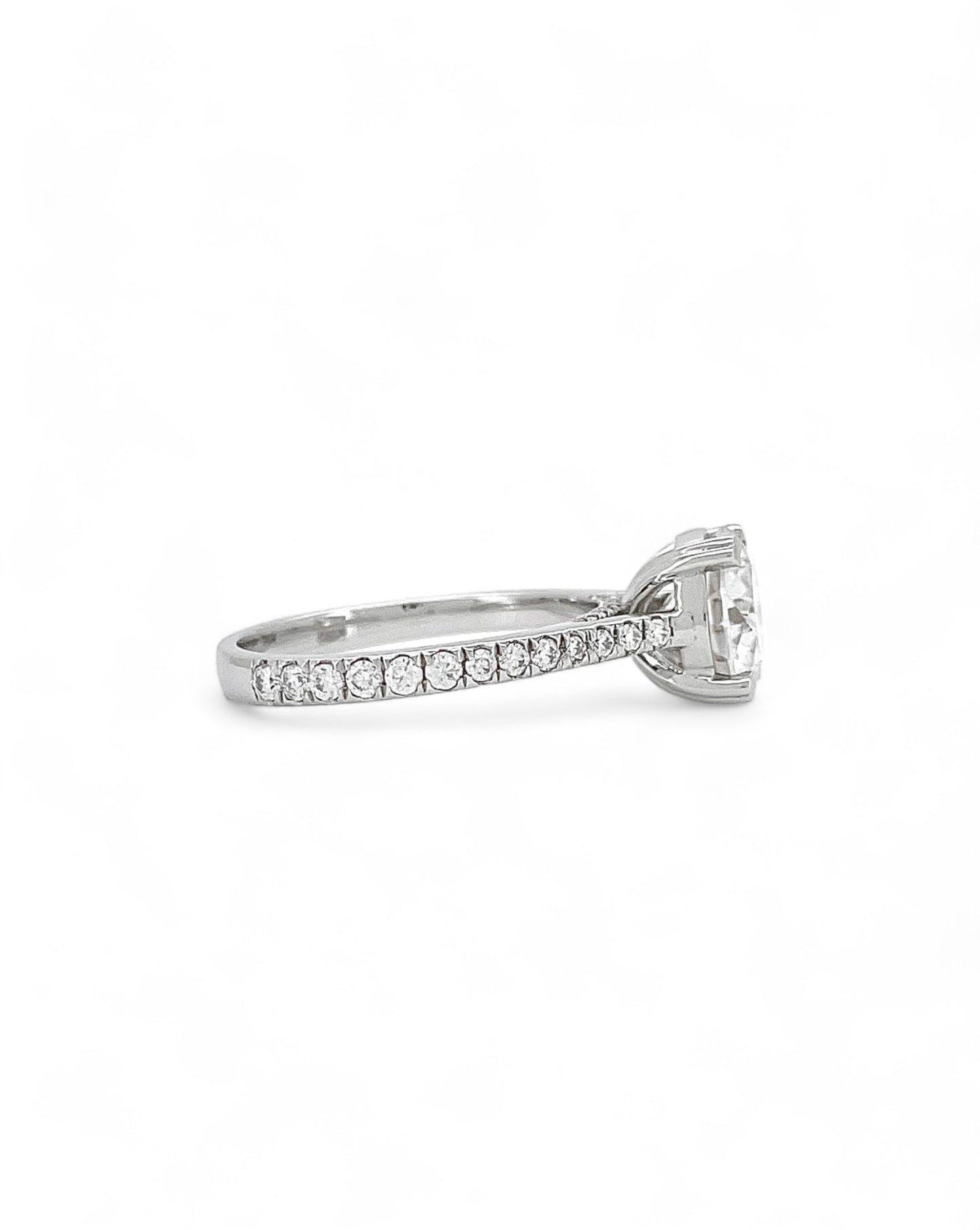 Privé Round Moissanite Ring