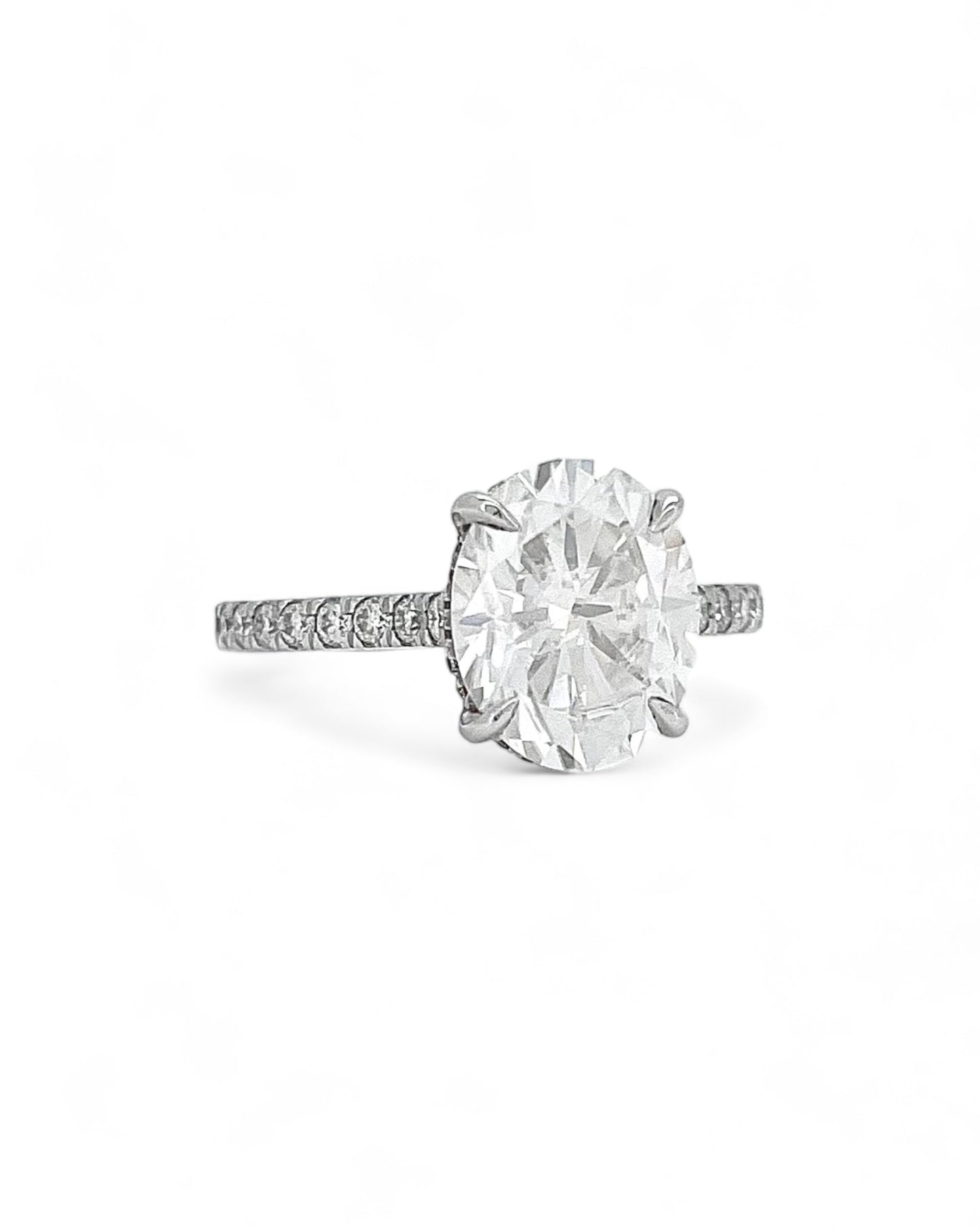Privé Oval Moissanite Ring
