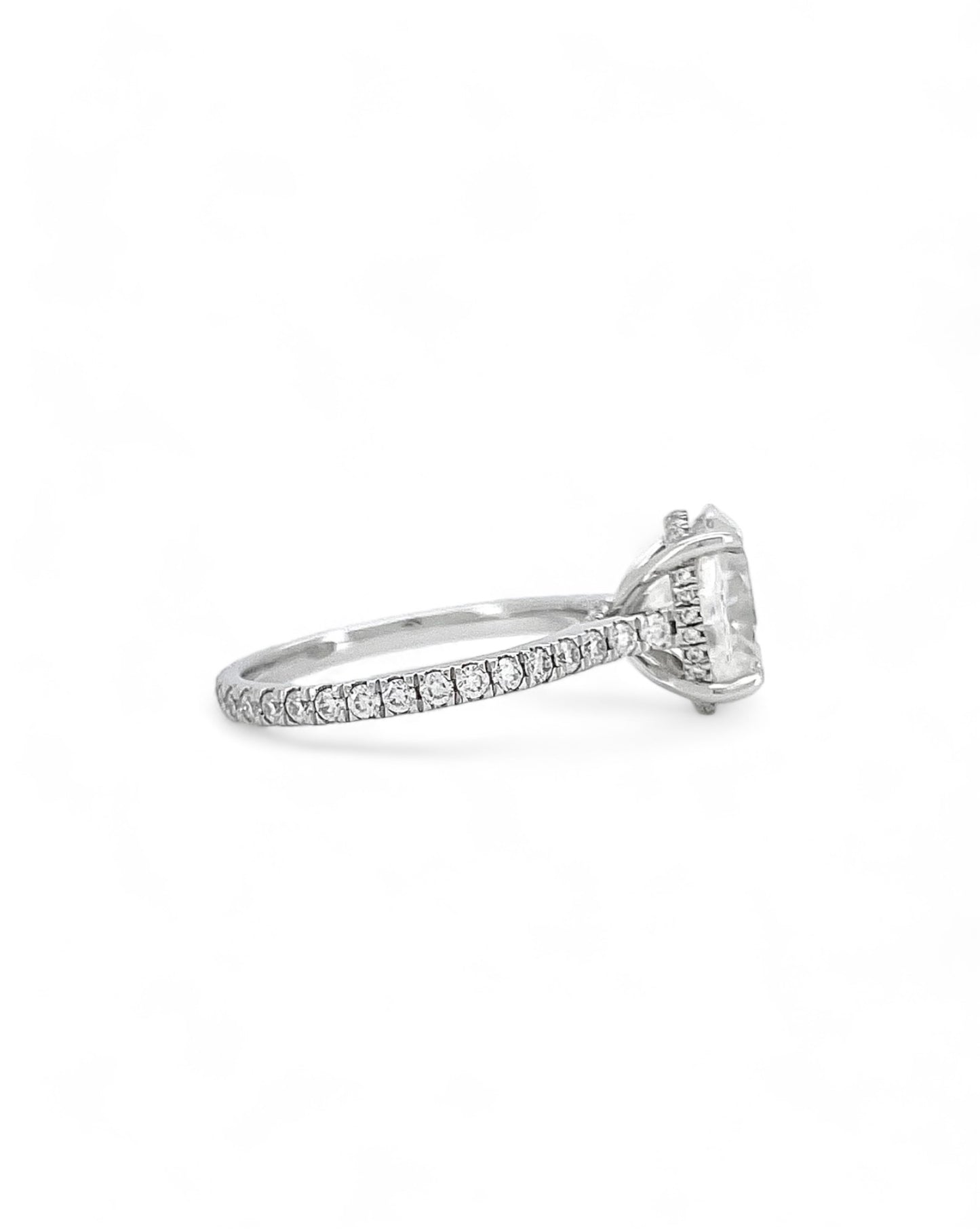 Privé Oval Moissanite Ring