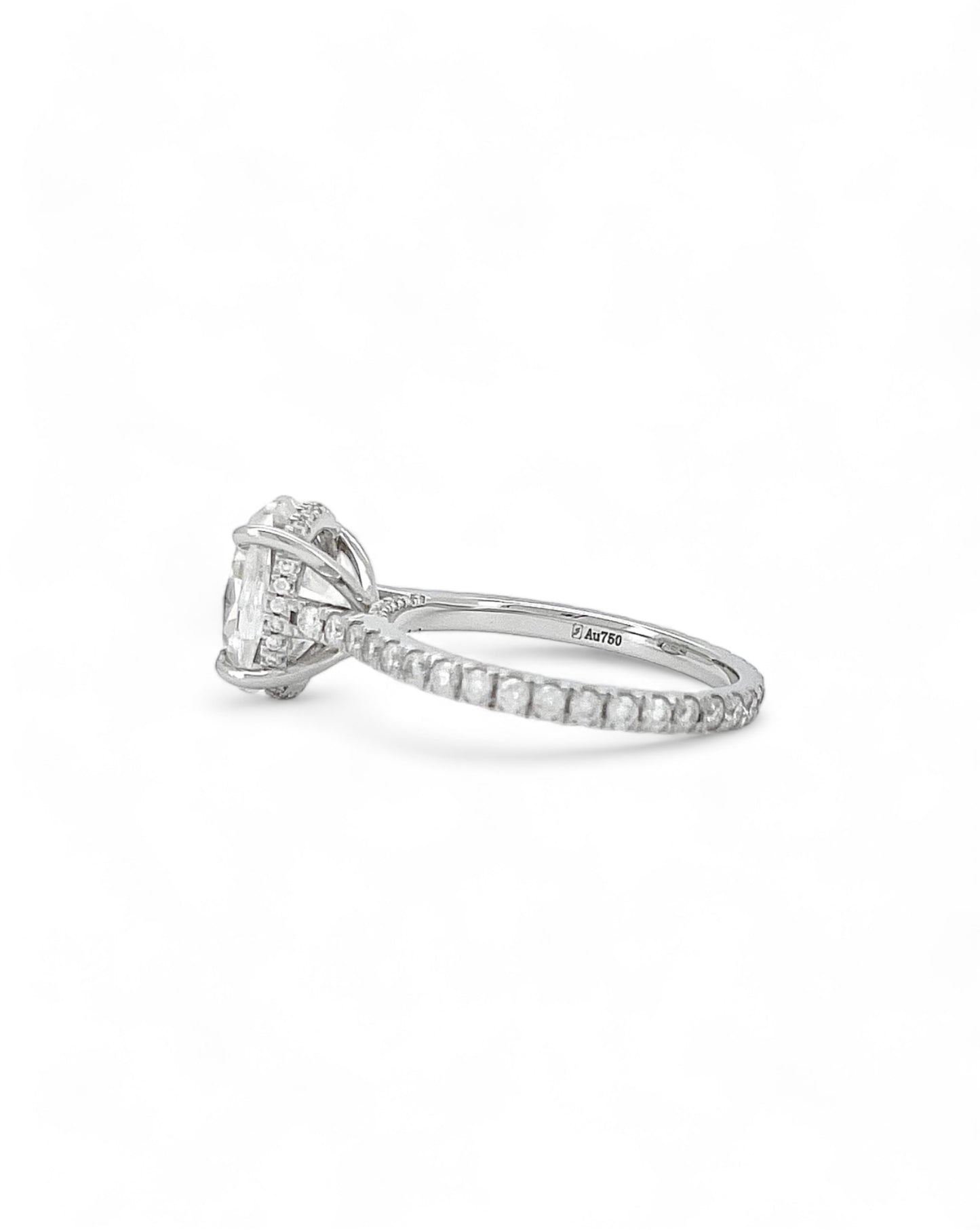 Privé Oval Moissanite Ring