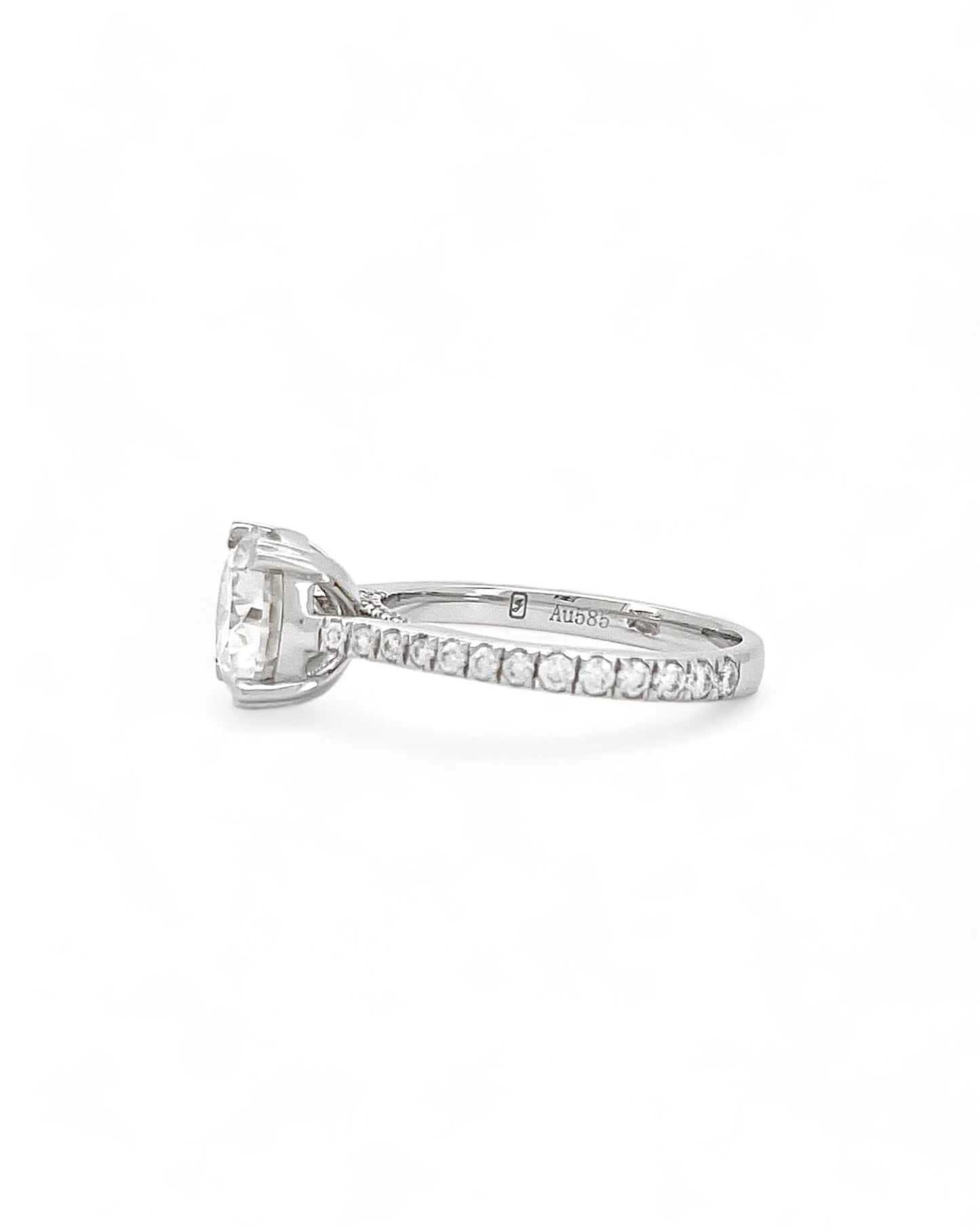 Privé Round Moissanite Ring