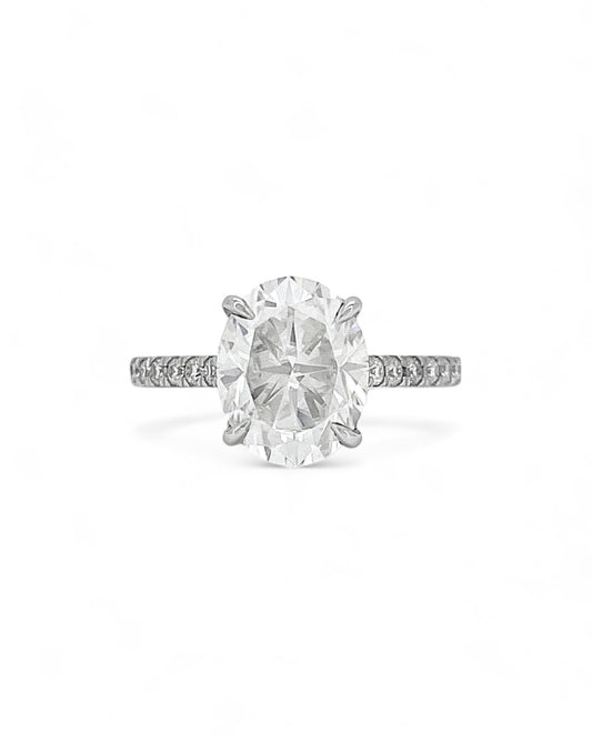 Privé Oval Moissanite Ring