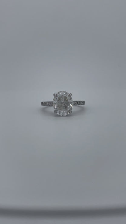 Privé Oval Moissanite Ring