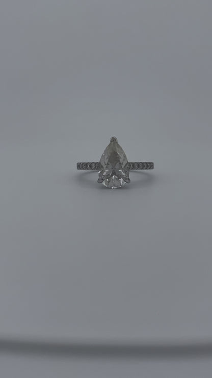 Privé Pear Moissanite Ring